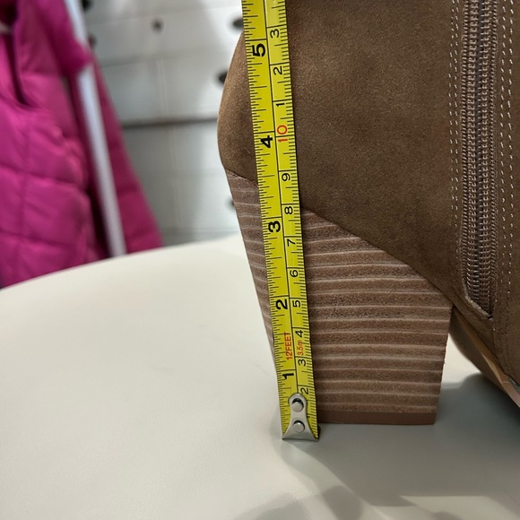 Elegant Tan Ankle Boots - Picture 10 of 10